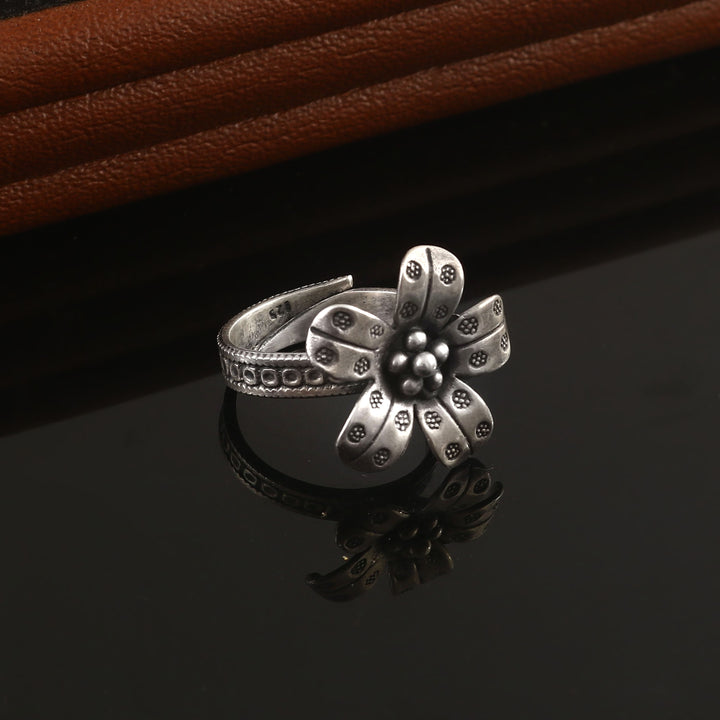 Beautiful Silver Floral Ring